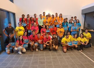 Parente feliz com adesão às atividades e parcerias