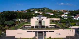 Parlamento discute estado das finanças e abre a porta a uma eventual revogação da taxa turística