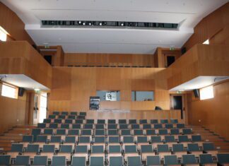 Auditório aos pedaços