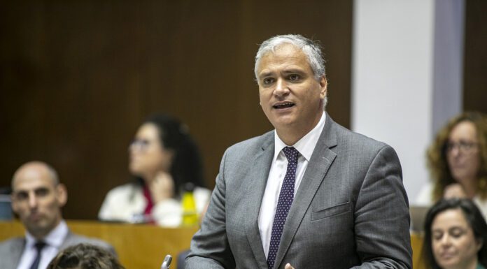 “Querer tornar o Governo da República num inimigo externo é um mau serviço às Regiões e às Autonomias regionais”, diz Vasco Cordeiro