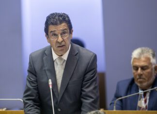 Sobram as desculpas, a falta de vontade e a incompetência para avançar com a reparação do porto das Lajes das Flores