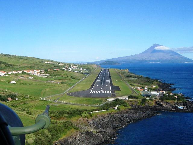 Aproxima-o-uo-ao-aeroporto-da-Horta-com-o-Pico-ao-fundo2