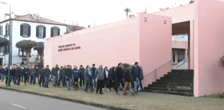 Protestos | PSP, GNR e guardas prisionais reúnem-se frente ao parlamento açoriano