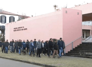 Protestos | PSP, GNR e guardas prisionais reúnem-se frente ao parlamento açoriano