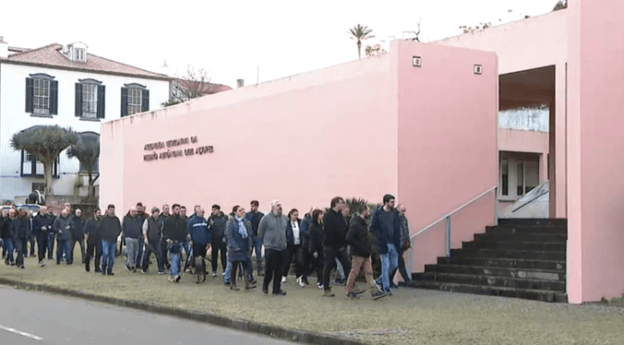 Protestos | PSP, GNR e guardas prisionais reúnem-se frente ao parlamento açoriano