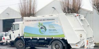 Camião de recolha de resíduos entra em funcionamento após grande reparação