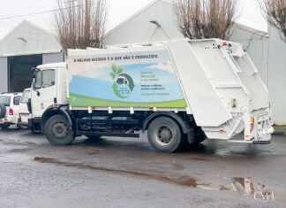 Camião de recolha de resíduos entra em funcionamento após grande reparação
