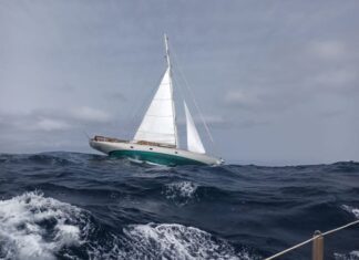 Marinha coordena resgate de 7 pessoas a bordo do veleiro na ilha do Pico