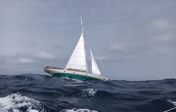 Marinha coordena resgate de 7 pessoas a bordo do veleiro na ilha do Pico