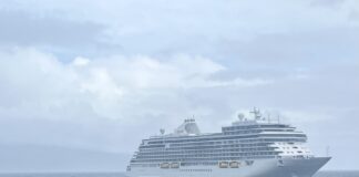 Seven Seas Grandeur | Navio cruzeiro de luxo no Porto da Horta