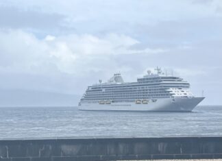 Seven Seas Grandeur | Navio cruzeiro de luxo no Porto da Horta
