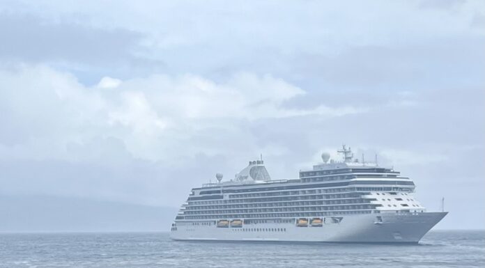 Seven Seas Grandeur | Navio cruzeiro de luxo no Porto da Horta