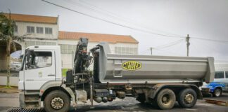 Camião de recolha de resíduos entra em funcionamento após grande reparação
