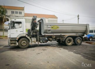 Camião de recolha de resíduos entra em funcionamento após grande reparação