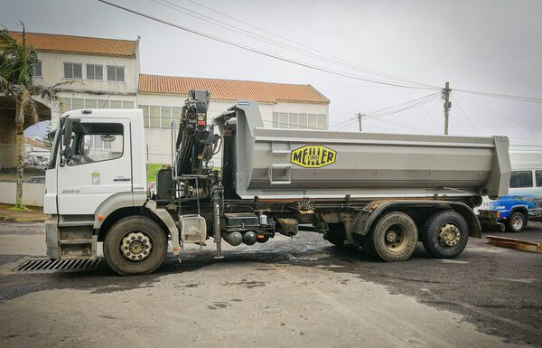 Camião de recolha de resíduos entra em funcionamento após grande reparação
