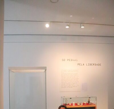 Exposição “50 Pedras pela Liberdade” | A Revolução dos Cravos manifestada nas pedras da calçada portuguesa