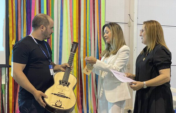 Violas da Terra dos Açores com certificação nacional e europeia IG