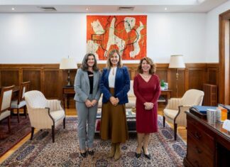 Secretárias-Gerais dos Parlamentos dos Açores e da Madeira apresentam cumprimentos à Secretária-Geral da Assembleia da República