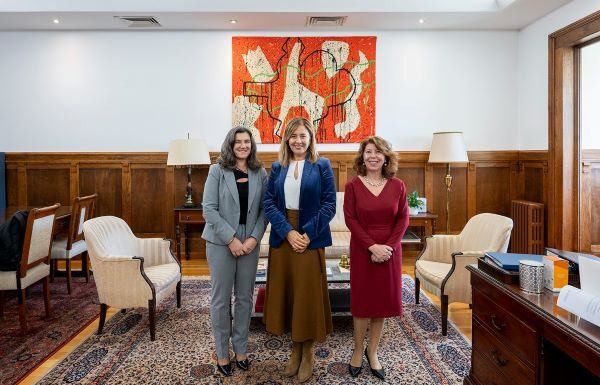 Secretárias-Gerais dos Parlamentos dos Açores e da Madeira apresentam cumprimentos à Secretária-Geral da Assembleia da República