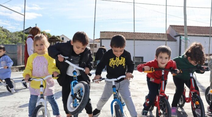Município e “Perdidos Pelo Pico” Oferecem Bicicletas a Jardins de Infância do Concelho