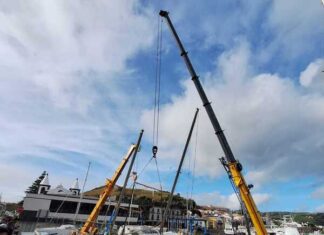 “Yacht” adornado | Portos dos Açores obrigada a realizar operação de grande escala no estaleiro de invernagem