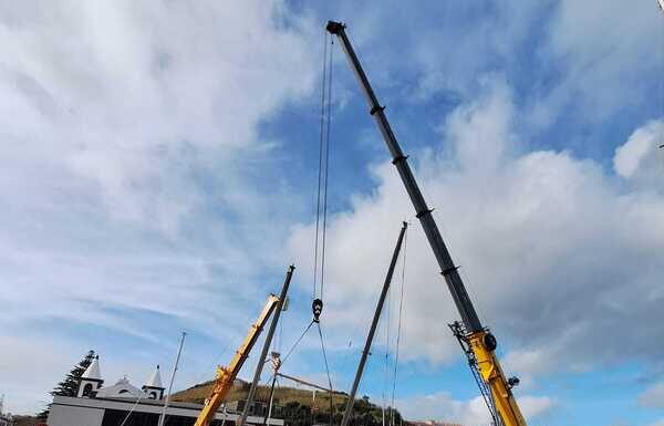 “Yacht” adornado | Portos dos Açores obrigada a realizar operação de grande escala no estaleiro de invernagem