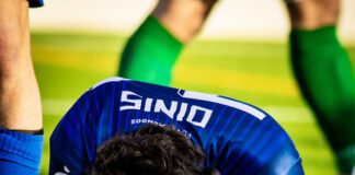 Campeonato da Associação de Futebol da Horta | Apesar do empate, azuis seguem na frente