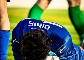 Campeonato da Associação de Futebol da Horta | Apesar do empate, azuis seguem na frente