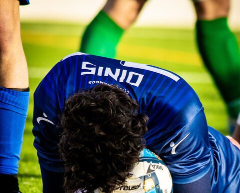 Campeonato da Associação de Futebol da Horta | Apesar do empate, azuis seguem na frente