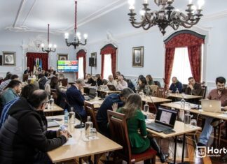 Unanimidade na Assembleia Municipal | Aprovadas moções por mais ligações aéreas e pelo Porto da Horta
