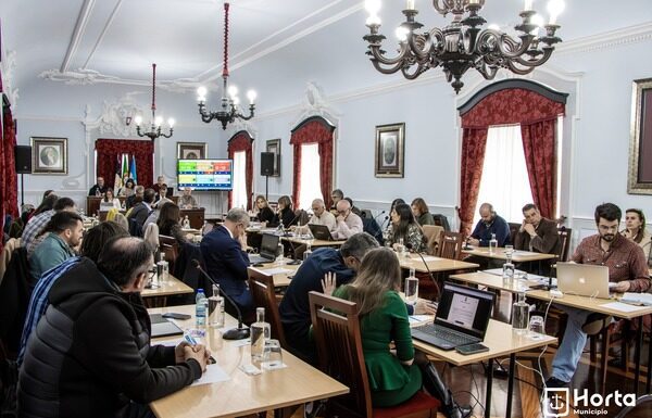 Unanimidade na Assembleia Municipal | Aprovadas moções por mais ligações aéreas e pelo Porto da Horta