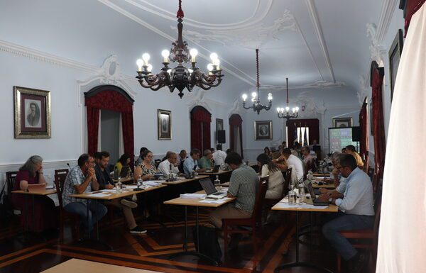 Aprovada moção para reabilitação urgente do Castelo de São Sebastião | Assembleia Municipal da Horta presta homenagem a Papa Francisco