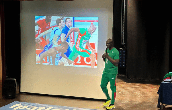 Francis Obikwelu, embaixador da UAARE de Alcochete | “Respeito e disciplina são muito fundamentais”