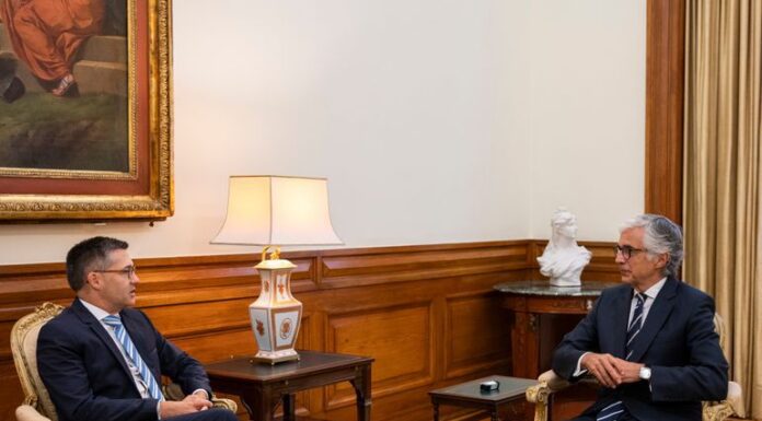 Presidente do Parlamento açoriano reúne com Aguiar-Branco para defender Autonomia, finanças regionais e combate às dependências