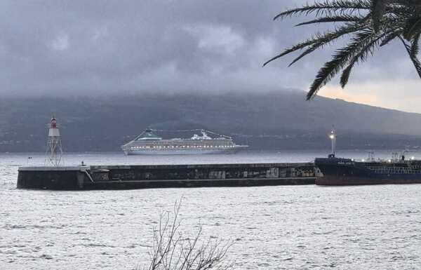 Navio de cruzeiro Artania no Porto da Horta | Falta de rebocador leva ao cancelamento de escala