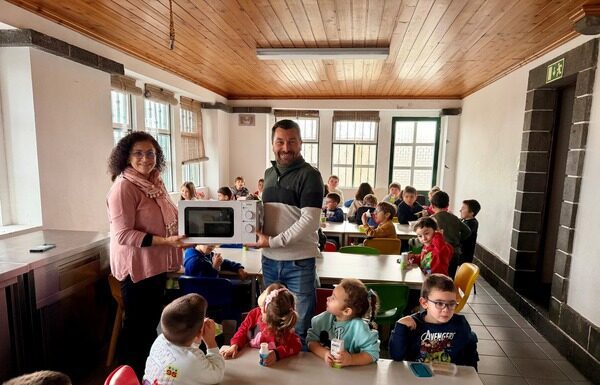 Educação | Junta de Freguesia do Salão oferece micro-ondas à EB1/JI dos Cedros