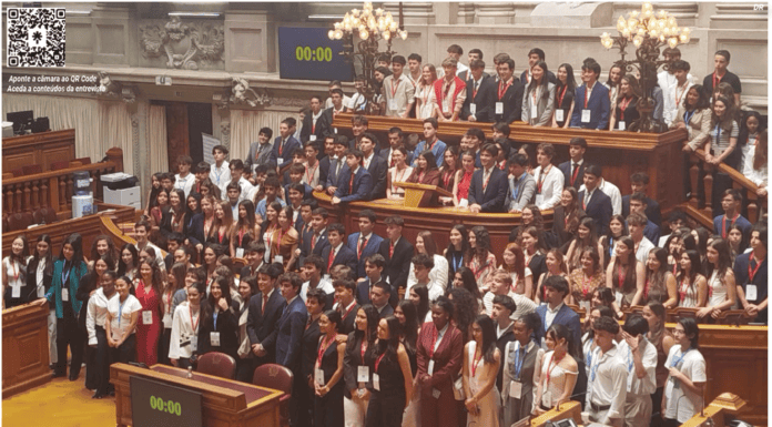 Parlamento dos Jovens | Escola Profissional da Horta participa na Sessão Nacional